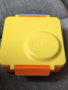 OmieBox Compact Bento Lunch Box - Yellow & Orange
